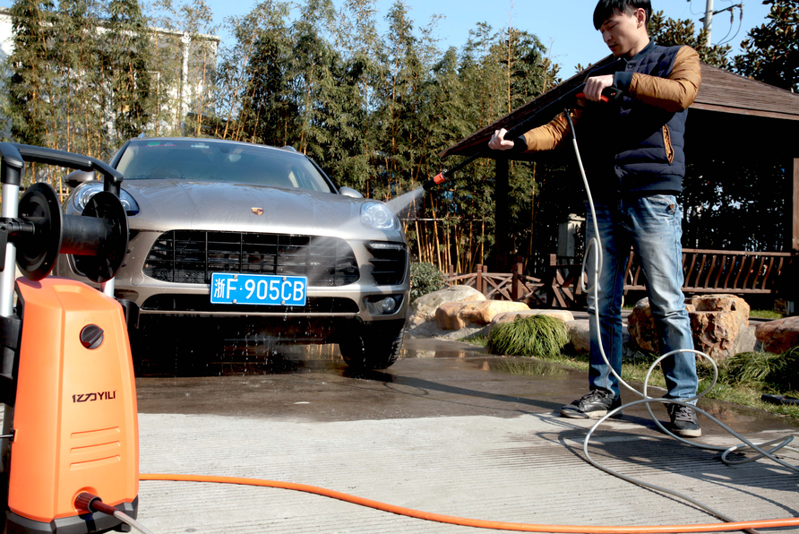 正在用億力洗車機(jī)清洗家用小轎車 正在用億力洗車機(jī)清洗家用小轎車