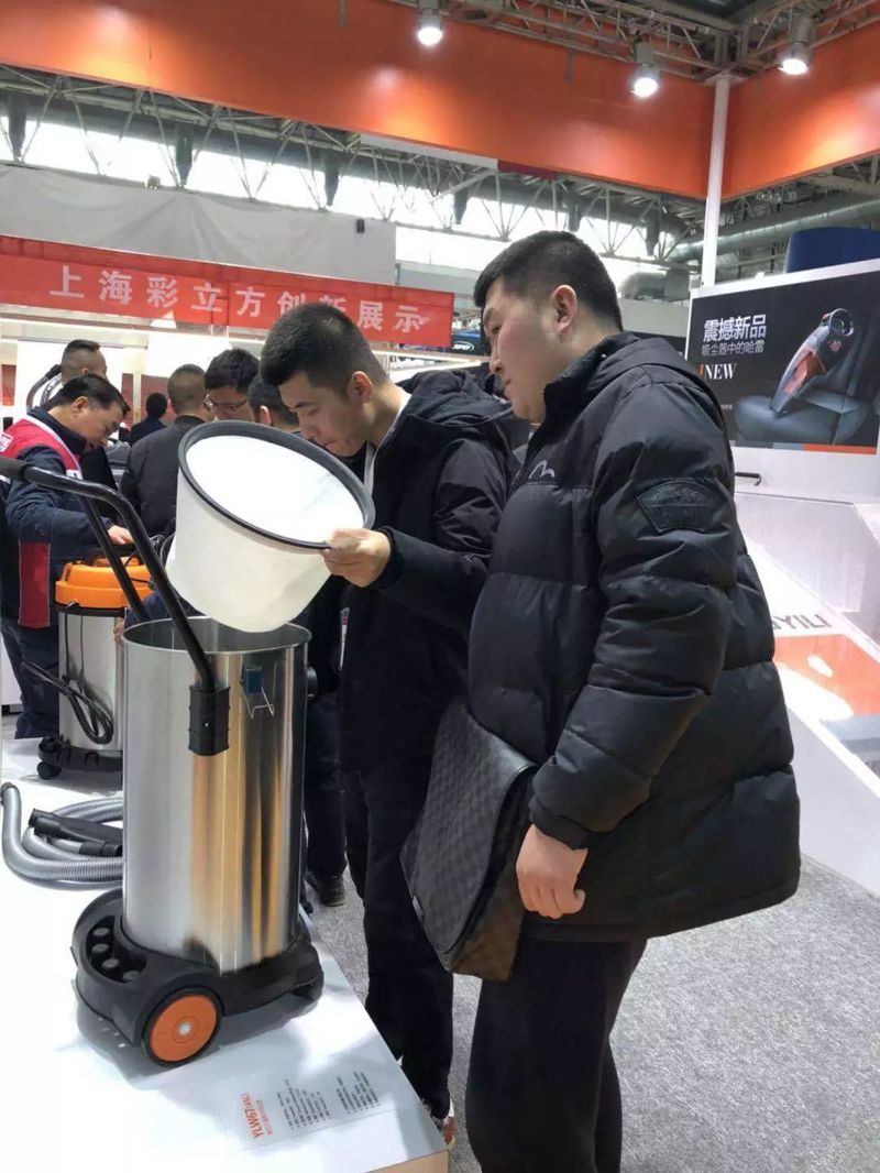 展會(huì)上客戶在查看新款億力吸塵器 展會(huì)上客戶在查看新款億力吸塵器