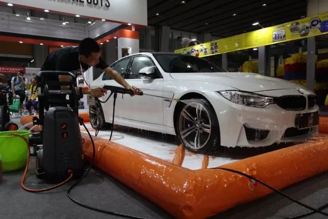 工作人員演示億力家用洗車機用法 工作人員演示億力家用洗車機用法